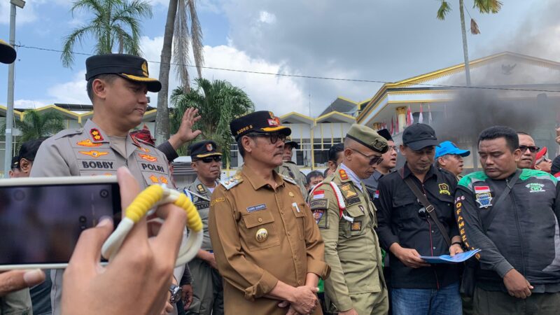 Wabup Jember saat temui massa aksi (Sumber foto: Sigit)