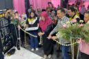Bupati Fawait memotong pita peresmian Dealer United E-Motor Jember (Sumber foto: Sigit)
