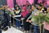 Bupati Fawait memotong pita peresmian Dealer United E-Motor Jember (Sumber foto: Sigit)