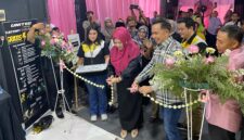 Bupati Fawait memotong pita peresmian Dealer United E-Motor Jember (Sumber foto: Sigit)
