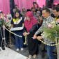 Bupati Fawait memotong pita peresmian Dealer United E-Motor Jember (Sumber foto: Sigit)