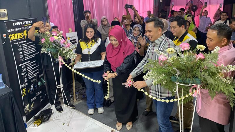 Bupati Fawait memotong pita peresmian Dealer United E-Motor Jember (Sumber foto: Sigit)