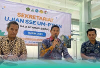 Warek I UIN Khas Jember didampingi panitia PMB saat menyampaikan laporan hasil Ujian SSE UM-PTKIN (Sumber foto: Sigit)