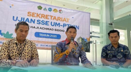 Warek I UIN Khas Jember didampingi panitia PMB saat menyampaikan laporan hasil Ujian SSE UM-PTKIN (Sumber foto: Sigit)