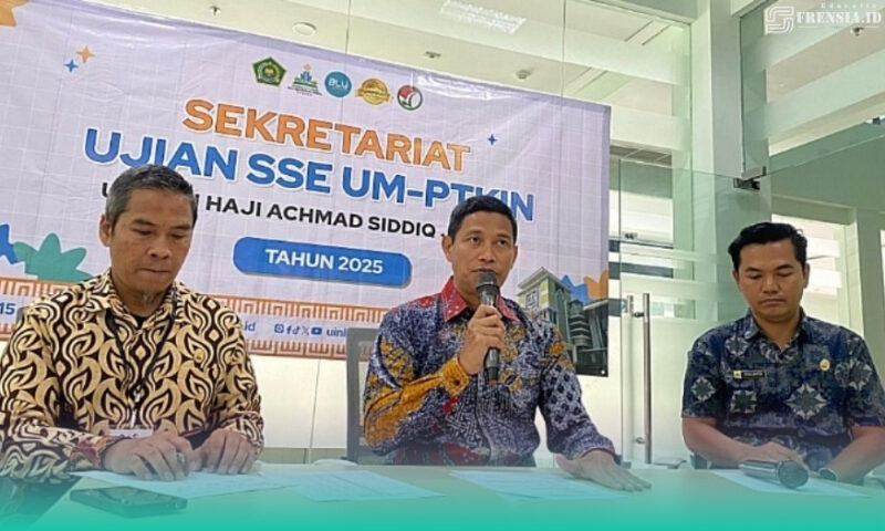 Warek I UIN Khas Jember didampingi panitia PMB saat menyampaikan laporan hasil Ujian SSE UM-PTKIN (Sumber foto: Sigit)