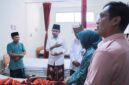 Bupati Jember Muhammad Fawait saat menjenguk pasien di Puskesmas Silo (Sumber foto: Istimewa)