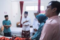 Bupati Jember Muhammad Fawait saat menjenguk pasien di Puskesmas Silo (Sumber foto: Istimewa)
