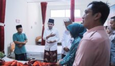 Bupati Jember Muhammad Fawait saat menjenguk pasien di Puskesmas Silo (Sumber foto: Istimewa)