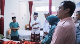 Bupati Jember Muhammad Fawait saat menjenguk pasien di Puskesmas Silo (Sumber foto: Istimewa)
