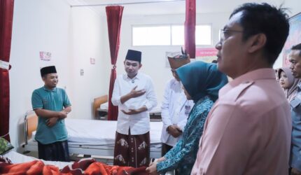 Berkunjung ke Puskesmas Silo, Bupati Jember Beri Bantuan dan Motivasi ke Pasien