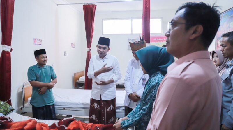Bupati Jember Muhammad Fawait saat menjenguk pasien di Puskesmas Silo (Sumber foto: Istimewa)
