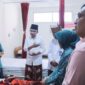 Bupati Jember Muhammad Fawait saat menjenguk pasien di Puskesmas Silo (Sumber foto: Istimewa)