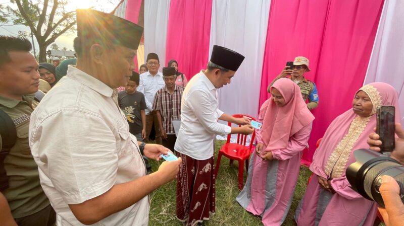 Gus Fawait saat mengecek pelayanan dari OPD kepada masyarakat di Kecamatan Silo (Sumber foto: Sigit)