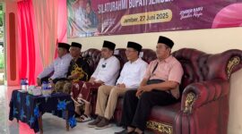 Bupati Jember saat silaturahmi dengan para guru ngaji di Silo (Sumber foto: Sigit)