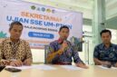 Warek I UIN Khas Jember didampingi panitia PMB saat menyampaikan laporan hasil Ujian SSE UM-PTKIN (Sumber foto: Sigit)