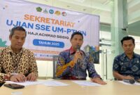 Warek I UIN Khas Jember didampingi panitia PMB saat menyampaikan laporan hasil Ujian SSE UM-PTKIN (Sumber foto: Sigit)