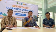 Warek I UIN Khas Jember didampingi panitia PMB saat menyampaikan laporan hasil Ujian SSE UM-PTKIN (Sumber foto: Sigit)