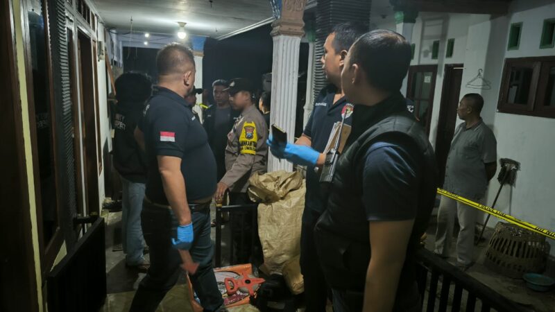 Polisi saat melakukan olah TKP (Sumber foto: Polsek Umbulsari)