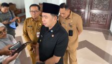 Bupati Jember Muhammad Fawait saat diwawancarai (Sumber foto: Sigit)