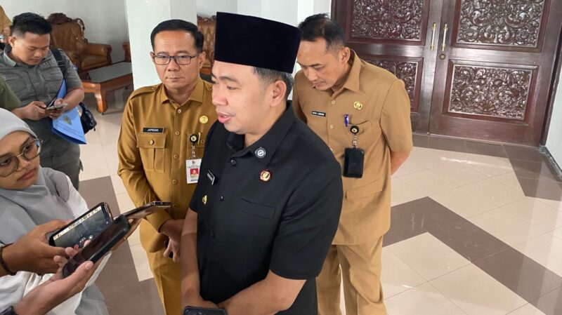 Bupati Jember Muhammad Fawait saat diwawancarai (Sumber foto: Sigit)