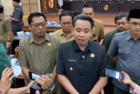 Bupati Jember Muhammad Fawait saat diwawancarai (Sumber foto: Sigit)