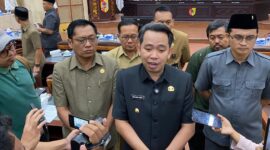 Bupati Jember Muhammad Fawait saat diwawancarai (Sumber foto: Sigit)