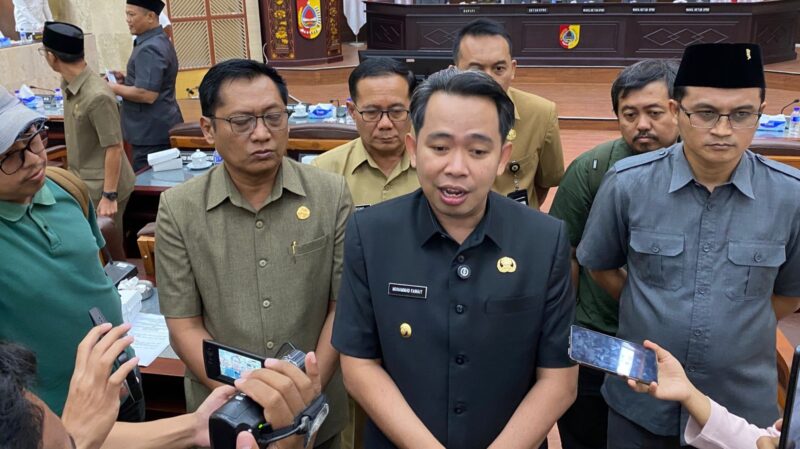Bupati Jember Muhammad Fawait saat diwawancarai (Sumber foto: Sigit)