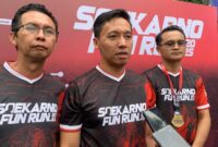 Ketua Panitia Soekarno Fun Run (ditengah) Wahyu Prayudi Nugroho saat diwawancarai (Sumber foto: Sigit)