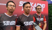 Ketua Panitia Soekarno Fun Run (ditengah) Wahyu Prayudi Nugroho saat diwawancarai (Sumber foto: Sigit)