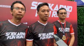 Ketua Panitia Soekarno Fun Run (ditengah) Wahyu Prayudi Nugroho saat diwawancarai (Sumber foto: Sigit)