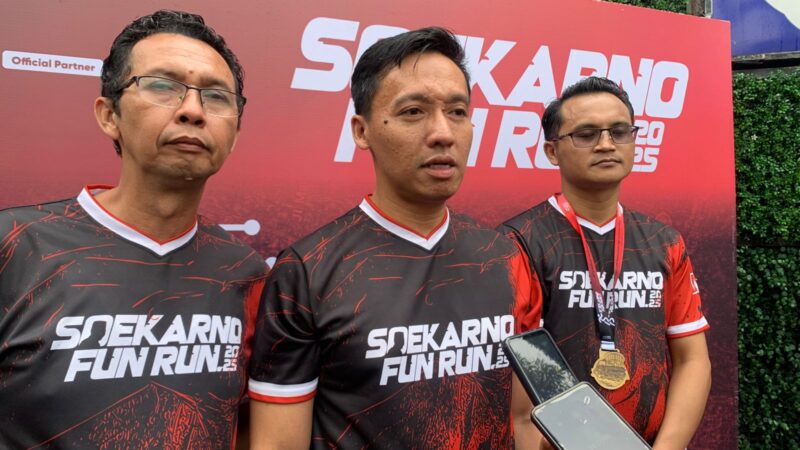 Ketua Panitia Soekarno Fun Run (ditengah) Wahyu Prayudi Nugroho saat diwawancarai (Sumber foto: Sigit)