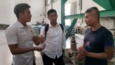 Kanit Tipidter saat melakukan sidak pasar dan gudang beras (Sumber foto: Istimewa)