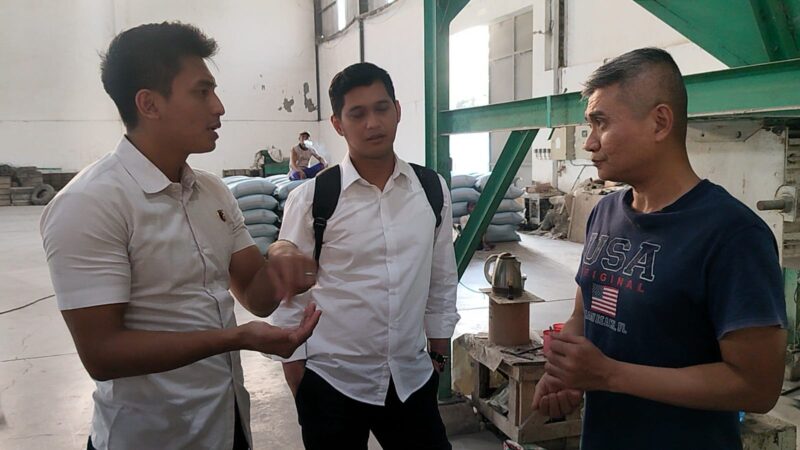 Kanit Tipidter saat melakukan sidak pasar dan gudang beras (Sumber foto: Istimewa)