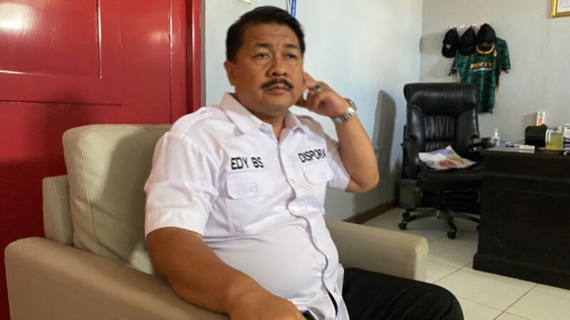 Kepala Dispora Jember, Edy Budi Susilo saat diwawancarai (Sumber foto: Sigit)