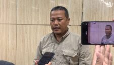 Ketua Fraksi Gerindra DPRD Jember saat diwawancarai (Sumber foto: Sigit)