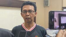 Ketua Fraksi PDIP DPRD Jember, Edi Cahyo Purnomo saat diwawancarai (Sumber foto: Sigit)