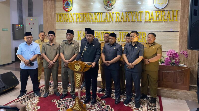 Bupati Jember saat memaparkan Surat Edaran (Sumber foto: Sigit)
