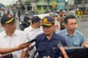 Kadishub (tengah) dan Ketua Komisi C DRPD Jember (Kemeja Putih) saat diwawancarai (Sumber foto: Sigit)
