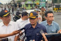 Kadishub (tengah) dan Ketua Komisi C DRPD Jember (Kemeja Putih) saat diwawancarai (Sumber foto: Sigit)