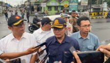 Kadishub (tengah) dan Ketua Komisi C DRPD Jember (Kemeja Putih) saat diwawancarai (Sumber foto: Sigit)