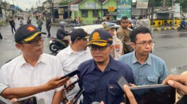 Kadishub (tengah) dan Ketua Komisi C DRPD Jember (Kemeja Putih) saat diwawancarai (Sumber foto: Sigit)