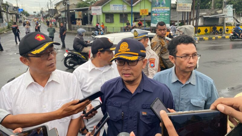 Kadishub (tengah) dan Ketua Komisi C DRPD Jember (Kemeja Putih) saat diwawancarai (Sumber foto: Sigit)