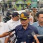 Kadishub (tengah) dan Ketua Komisi C DRPD Jember (Kemeja Putih) saat diwawancarai (Sumber foto: Sigit)