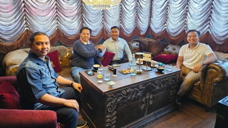 Owner Balad Grup, HRM. Khalilur R Abdullah Sahlawiy bersama para mitranya (Sumber foto: istimewa)