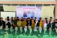 Kepala Dinsos P3AKB dan Sekretaris DPRD Bondowoso Bersama Mahasiswa KKN 155 UINSA usai Seminar Parenting (Sumber: Istimewa)