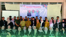Kepala Dinsos P3AKB dan Sekretaris DPRD Bondowoso Bersama Mahasiswa KKN 155 UINSA usai Seminar Parenting (Sumber: Istimewa)