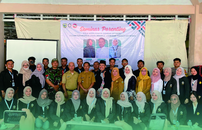 Kepala Dinsos P3AKB dan Sekretaris DPRD Bondowoso Bersama Mahasiswa KKN 155 UINSA usai Seminar Parenting (Sumber: Istimewa)