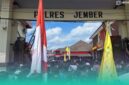 Gambar Ratusan Demonstran Diizinkan Masuk Halaman Polres Jember, Massa Aksi Diharap Tak Merusak Fasilitas (Sumber: Mashur Imam) 