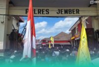 Gambar Ratusan Demonstran Diizinkan Masuk Halaman Polres Jember, Massa Aksi Diharap Tak Merusak Fasilitas (Sumber: Mashur Imam) 