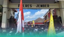 Gambar Ratusan Demonstran Diizinkan Masuk Halaman Polres Jember, Massa Aksi Diharap Tak Merusak Fasilitas (Sumber: Mashur Imam) 